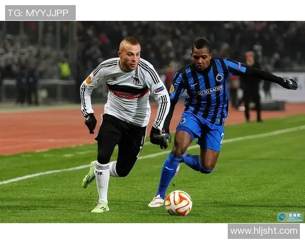 狗爷与足球明星亲密合影展现友谊与热爱足球的激情瞬间